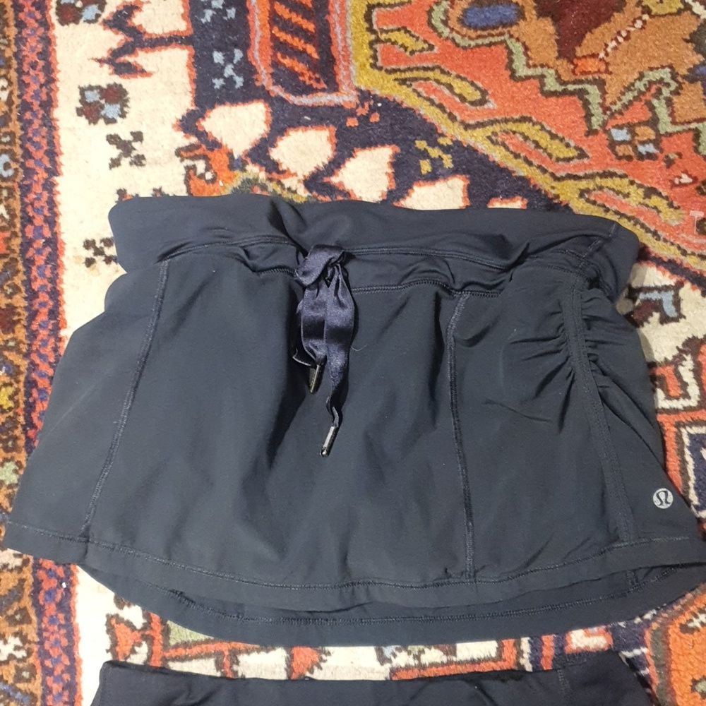 Lululemon tennis skirt black size 6